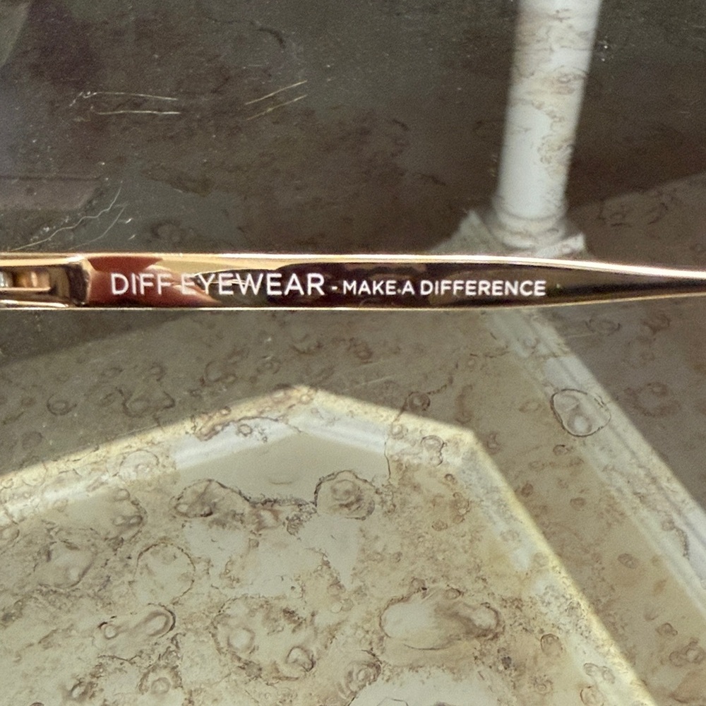 Diff Eyewear Cat-Eye Sunglasses in Black and Gold polarized Becky-IV polarizes - Picture 2 of 13